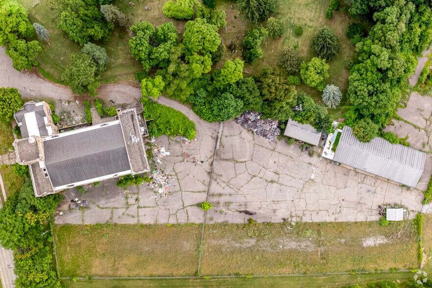 More Photos Of 1101 Chavez Dr, Flint Specialty For Lease