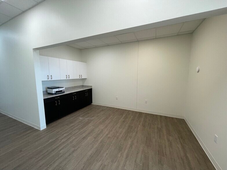 More Photos Of 901 E Main St, Yukon General Retail For Lease