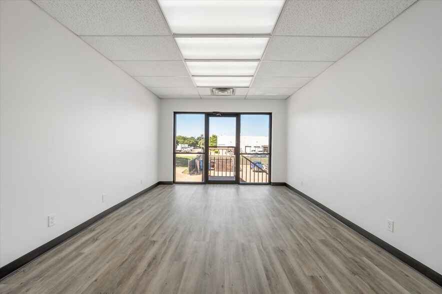 More Photos Of 1175 Post & Paddock Rd, Grand Prairie Office For Lease