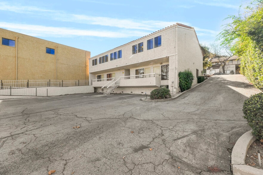 More Photos Of 28215 Agoura Rd, Agoura Hills Office For Lease