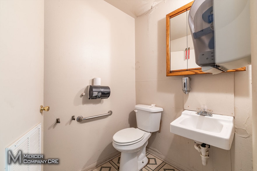 More Photos Of 6415 S I 35 Service Rd, Oklahoma City Warehouse For Lease