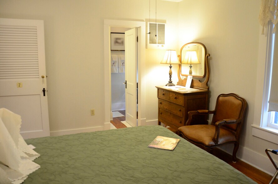 More Photos Of 218 S Market St, Flatonia Hotel For Sale
