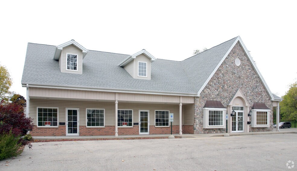 More Photos Of 365 Cottonwood Ave, Hartland Office For Lease