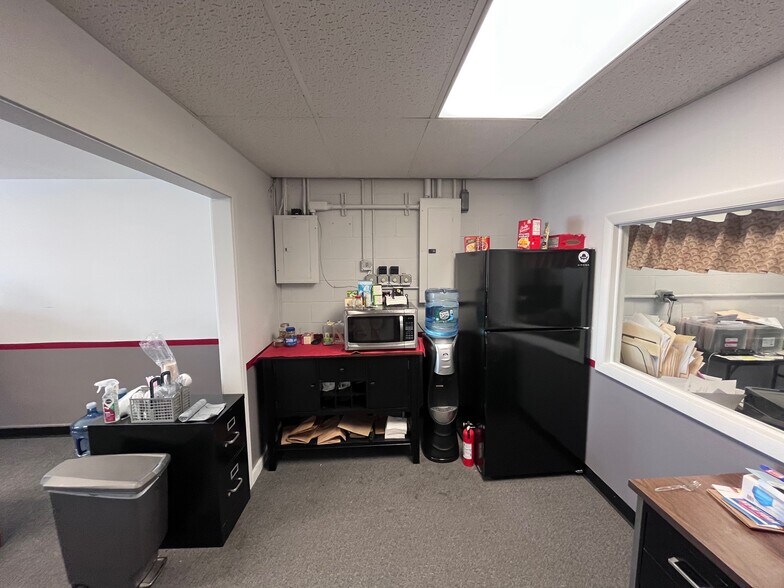 More Photos Of 50 Parker St, Newburyport Manufacturing For Lease