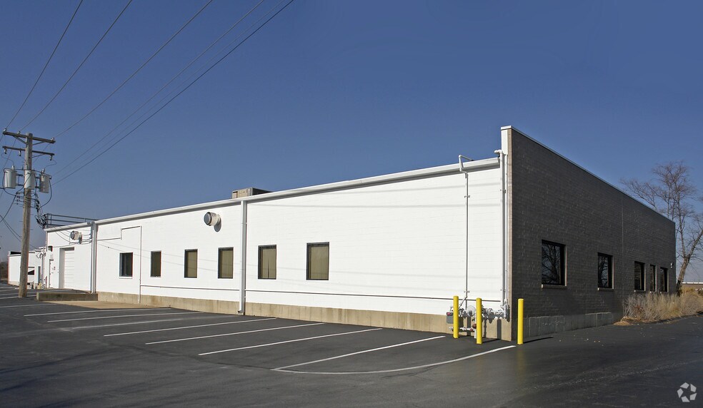 More Photos Of 950-970 Bolger Ct, Fenton Service For Lease
