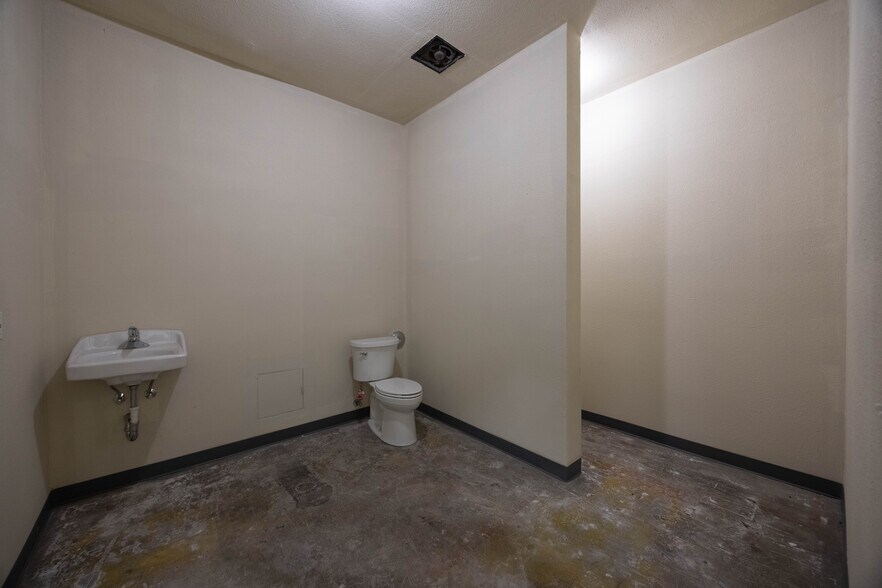 More Photos Of 326-330 W 58th St, Los Angeles Warehouse For Sale