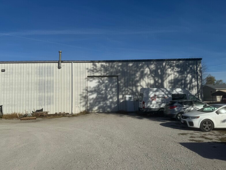 More Photos Of 906 Beeler, Litchfield Warehouse For Lease