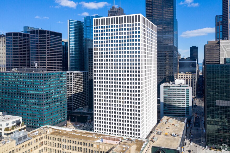More Photos Of 222 S Riverside Plz, Chicago Office Residential For Lease