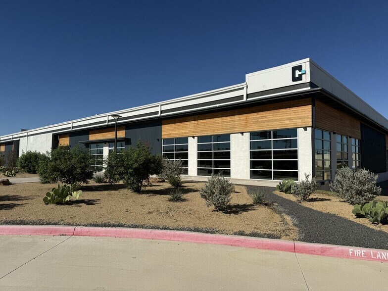 More Photos Of 3216-3308 Royalty Row, Irving Showroom For Lease
