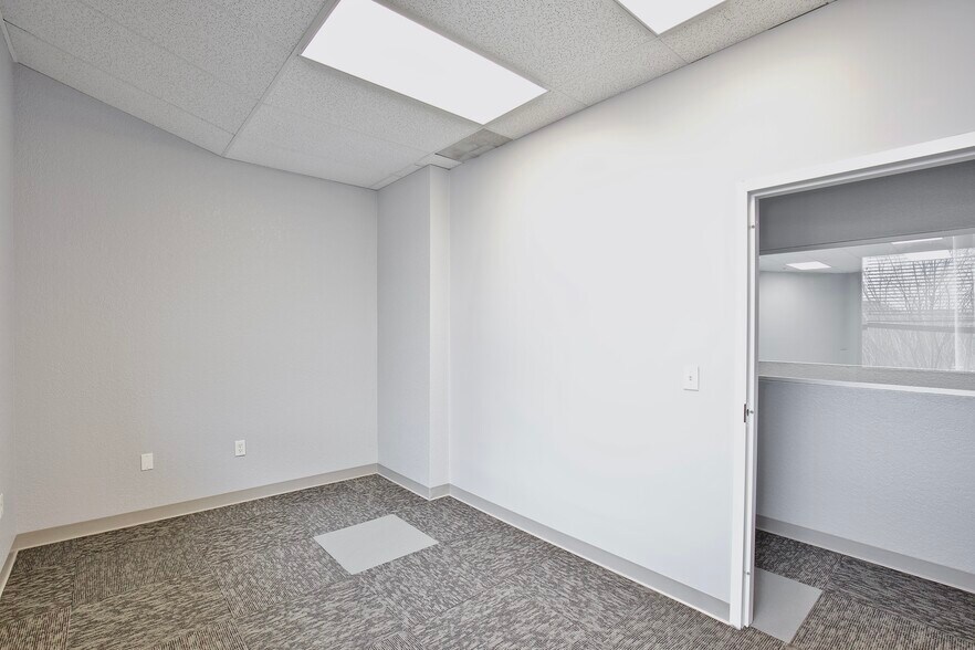 More Photos Of 6881 Kingspointe Pky, Orlando Flex For Lease