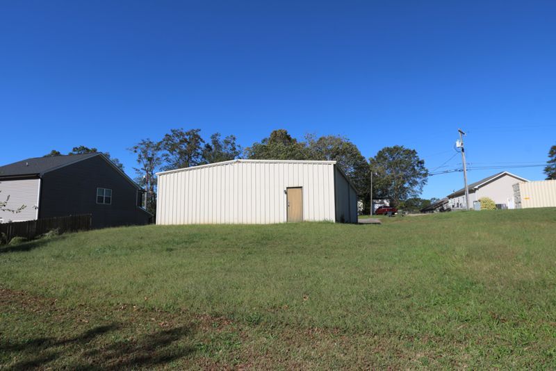 More Photos Of 102 S Moore St, Duncan Showroom For Lease