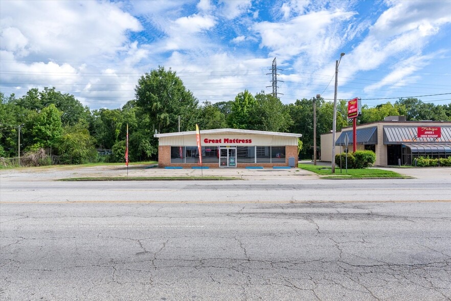 More Photos Of 203 Hillcrest Dr, Laurens Storefront Retail Office For Lease