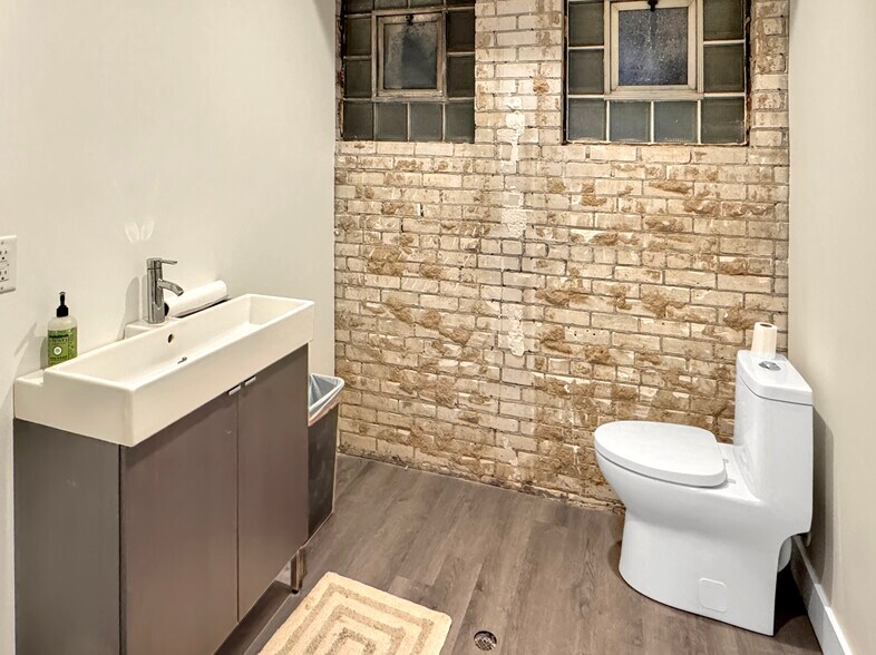 More Photos Of 206 Lafayette St, Washington General Retail For Sale