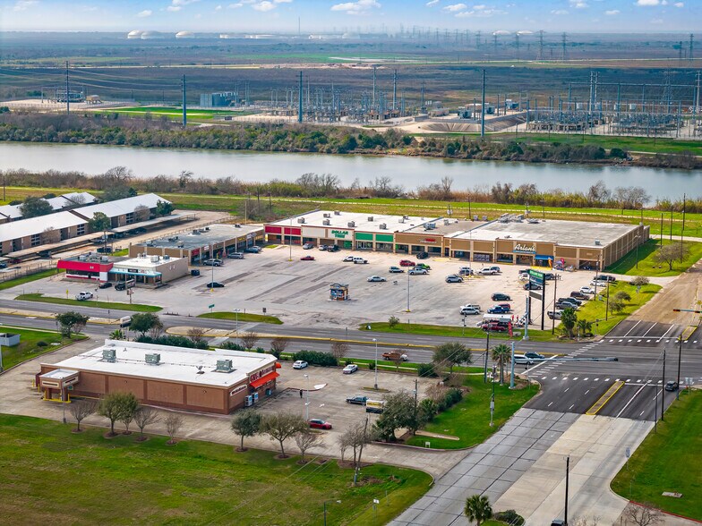 More Photos Of 301-327 S Brazosport Blvd, Freeport Storefront For Lease