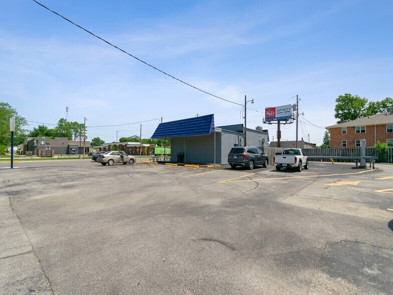 More Photos Of 5814 Hickman Rd, Urbandale General Retail For Sale