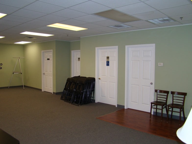 More Photos Of 9876 Main St, Woodstock Flex For Sale