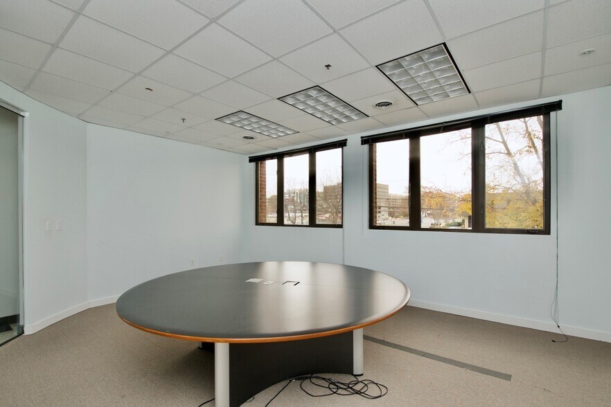 More Photos Of 1964 Gallows Rd, Vienna Office For Sale