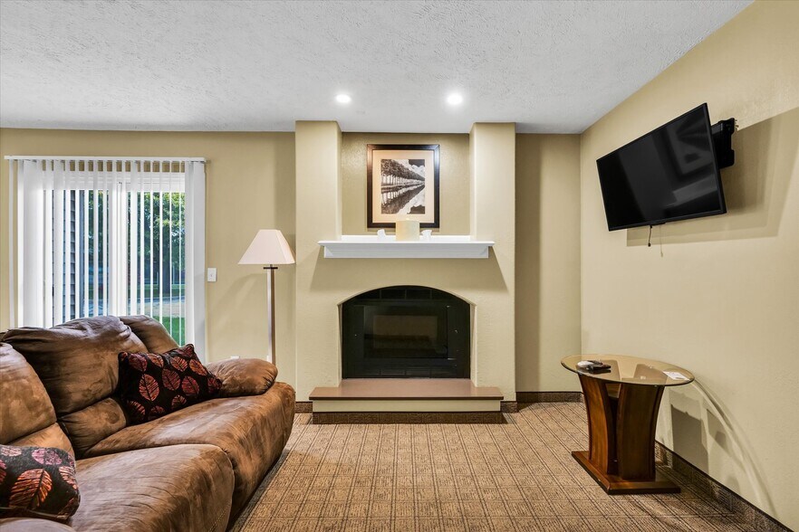 More Photos Of 1907 N Cunningham Ave, Urbana Hotel For Sale