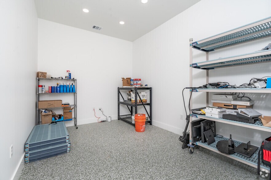 More Photos Of 2328 Seaborn Rd, Ponder Warehouse For Lease