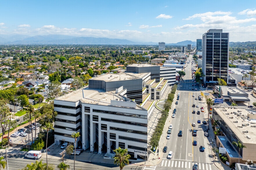 More Photos Of 15821 Ventura Blvd, Encino Office For Lease