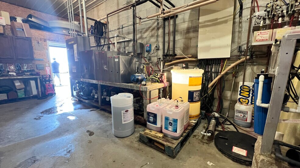 More Photos Of 506 W 7th St, Evart Carwash For Sale