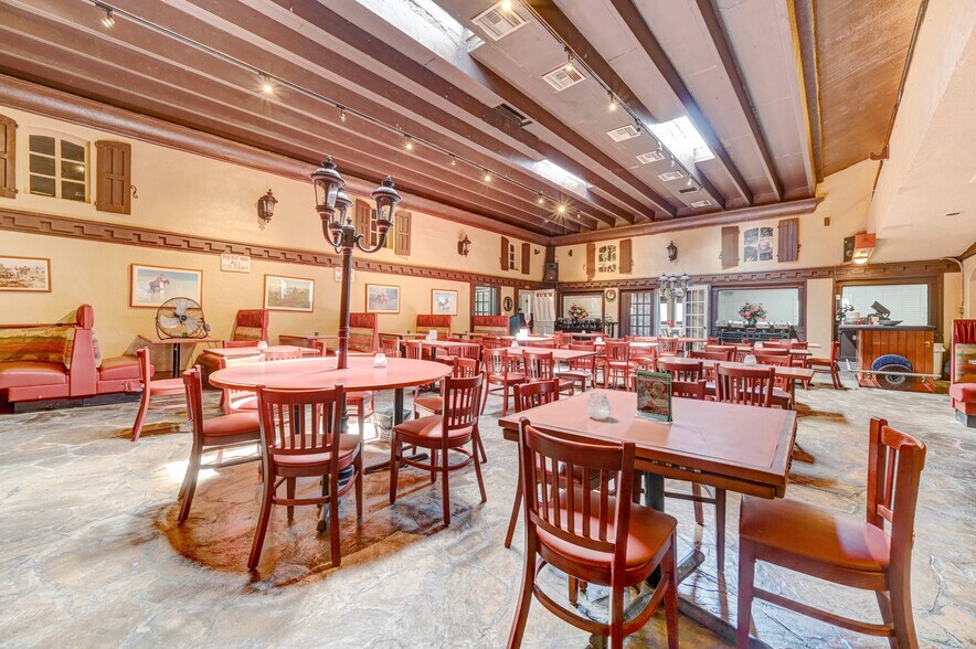 More Photos Of 300 N Cocoa Blvd, Cocoa Restaurant For Lease