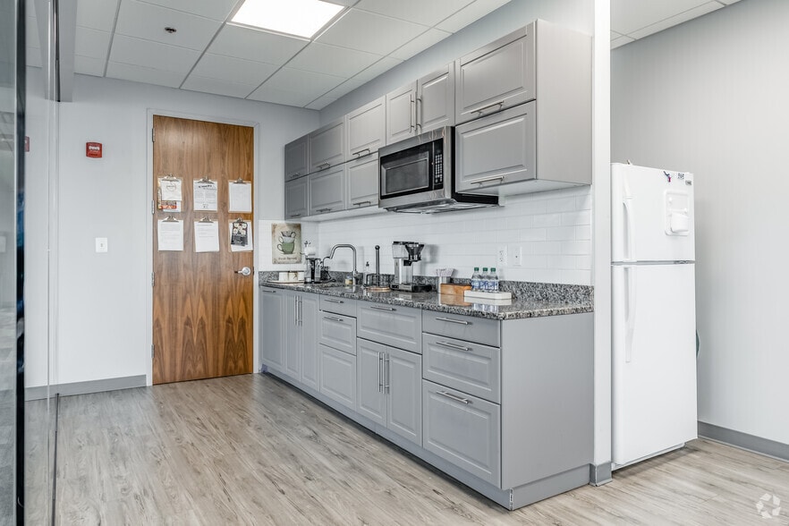 More Photos Of 22365 Broderick Dr, Sterling Medical For Lease