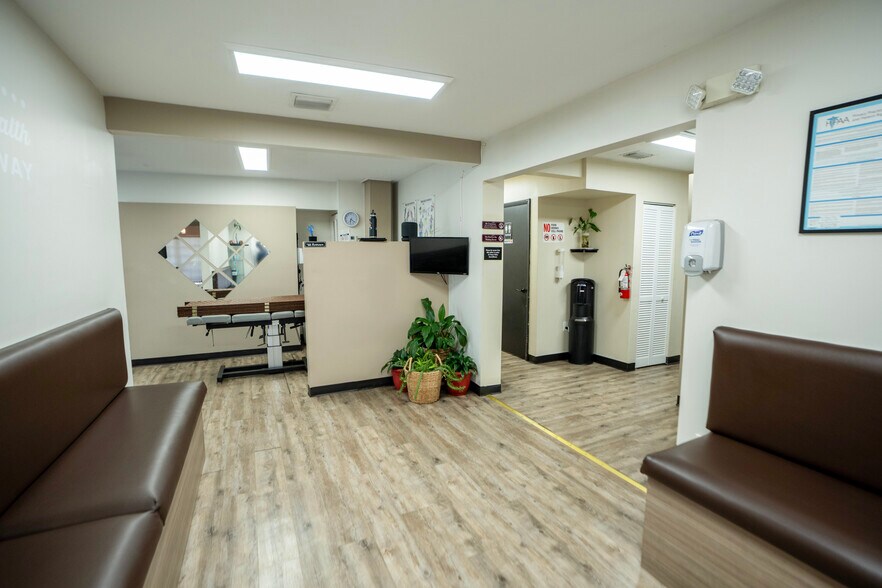 More Photos Of 980-982 NE 126th St, Miami Medical For Sale