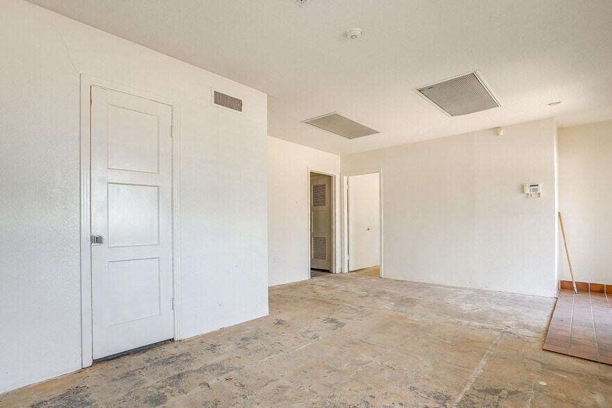 More Photos Of 117 Roberts Cut Off Rd, Fort Worth Warehouse For Sale