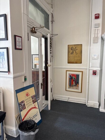 More Photos Of 333 N Charles St, Baltimore Storefront Retail Office For Lease