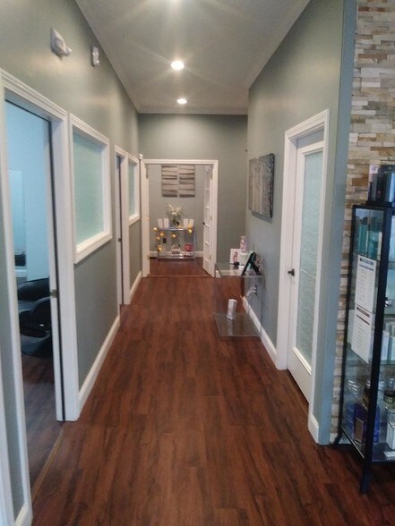 More Photos Of 124-128 S River Rd, Bedford Unknown For Lease