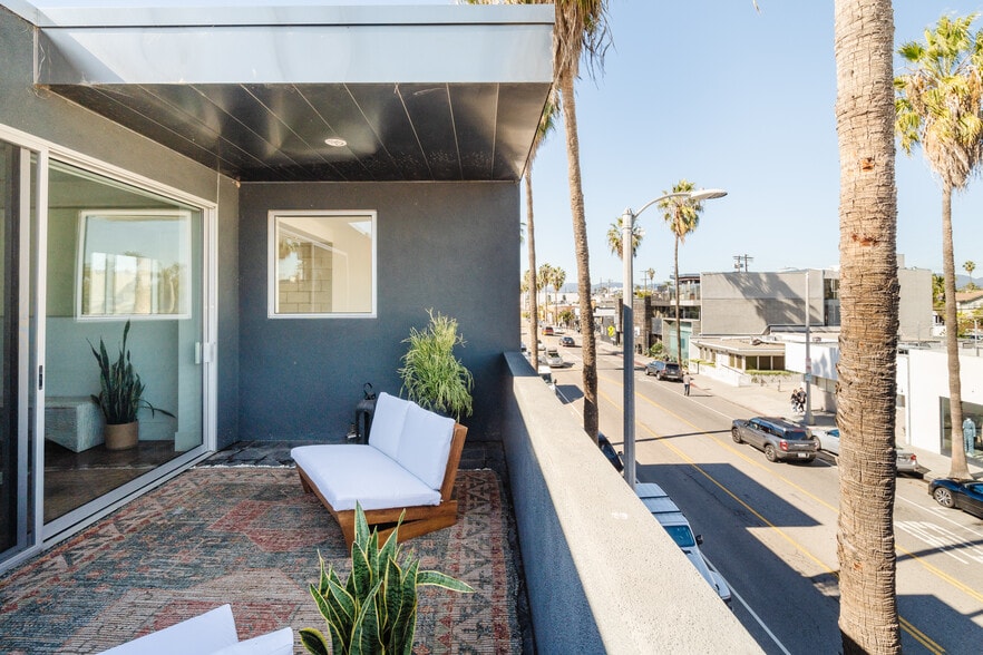 More Photos Of 1320 Abbot Kinney Blvd, Venice Loft Creative Space For Sale