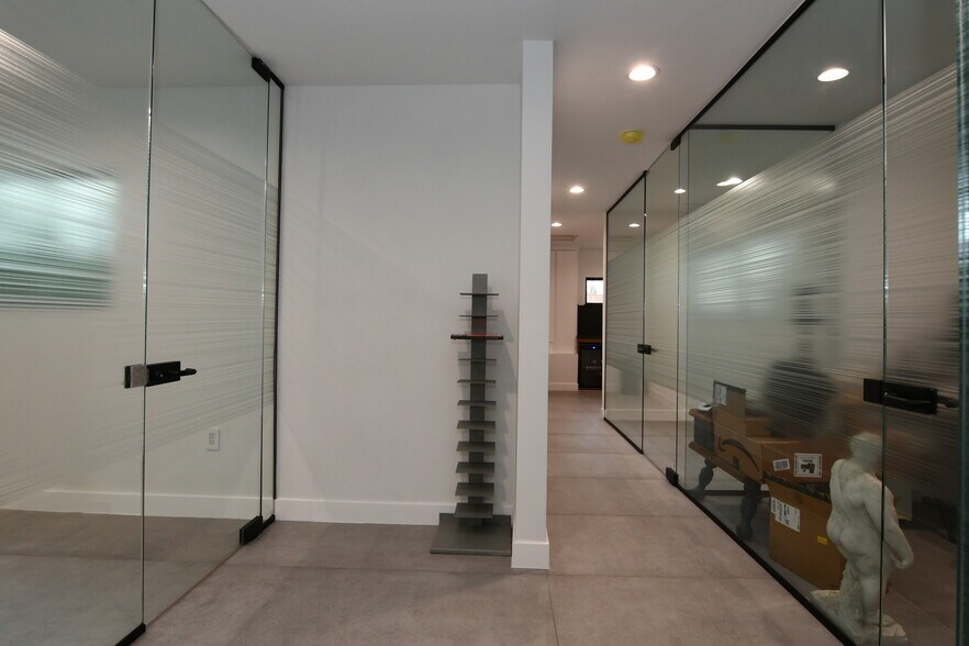 More Photos Of 1104 S Robertson Blvd, Los Angeles Office For Lease