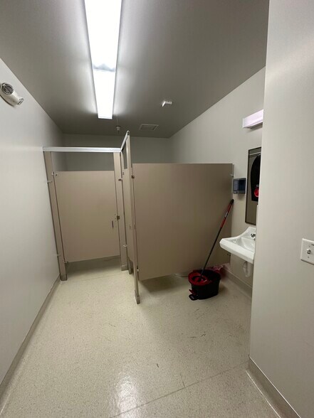 More Photos Of 2526 Qume Dr, San Jose Light Distribution For Lease