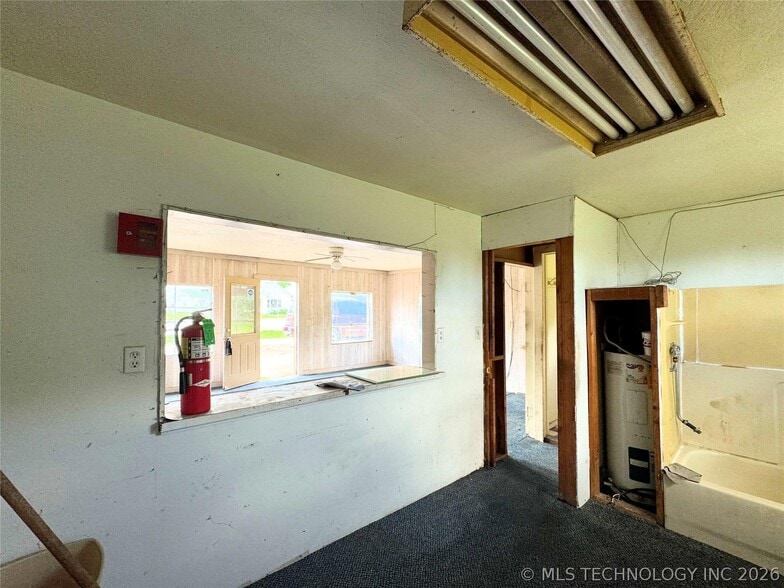More Photos Of 728 Main St, Cushing Light Distribution For Sale