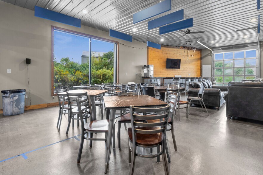 More Photos Of 8035 Craig St, Indianapolis Light Distribution For Lease