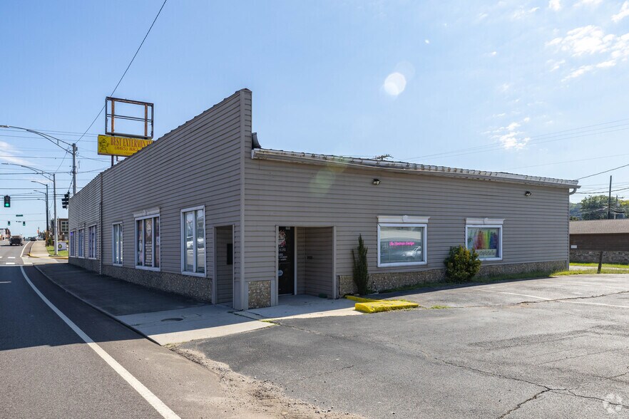 Primary Photo Of 118-120 N Roane St, Harriman Office For Sale