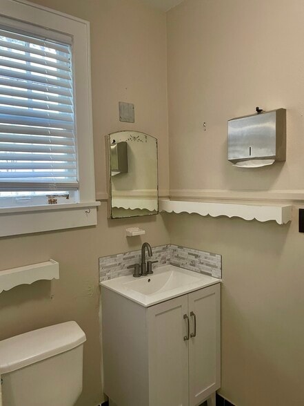 More Photos Of 914 NW 13th St, Gainesville Medical For Sale