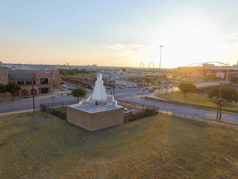 More Photos Of 904 Cadiz St, Dallas Office For Sale