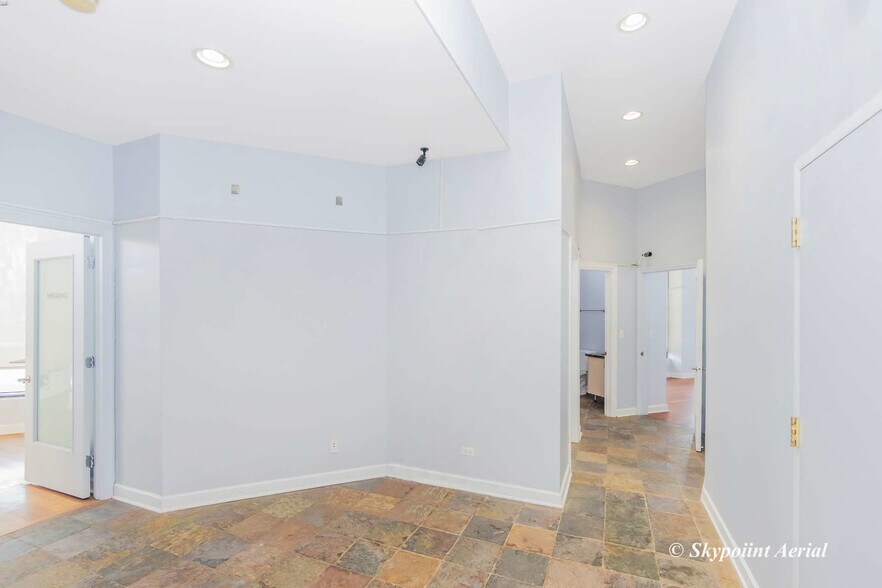 More Photos Of 1604 W Monroe St, Chicago Apartments For Lease