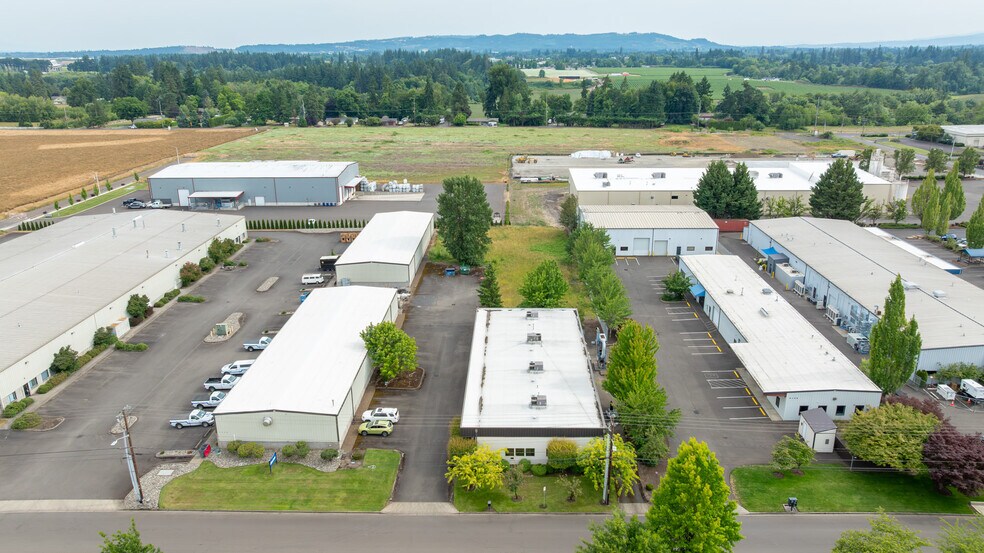 More Photos Of 3200 NE Rivergate St, Mcminnville Service For Sale