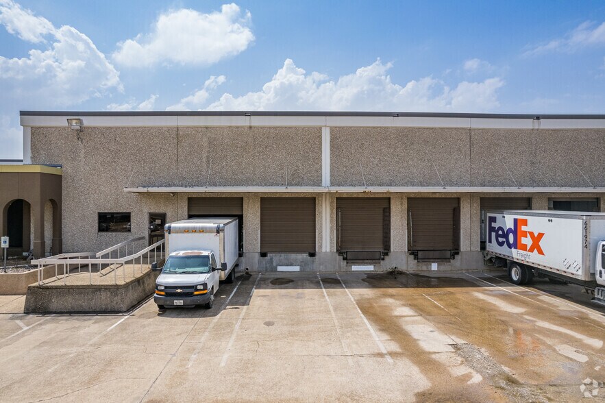 More Photos Of 4545 Spring Valley Rd, Farmers Branch Warehouse For Lease