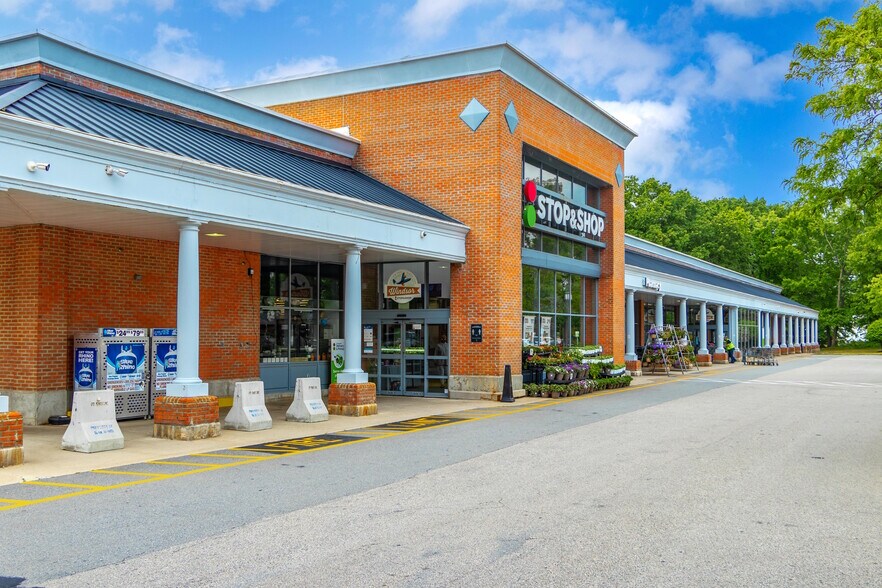 More Photos Of 1095 Kennedy Rd, Windsor General Retail For Lease