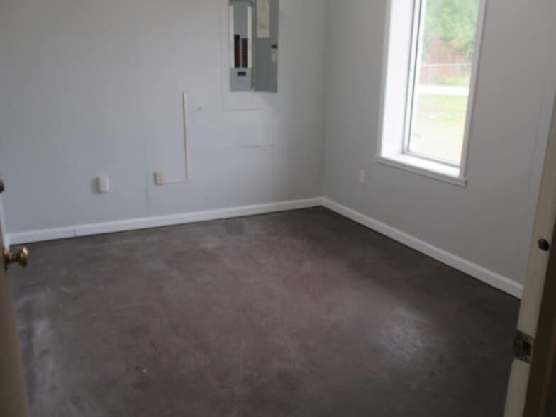 More Photos Of 220 SE Pike Rd, Sumter Garden Center For Lease