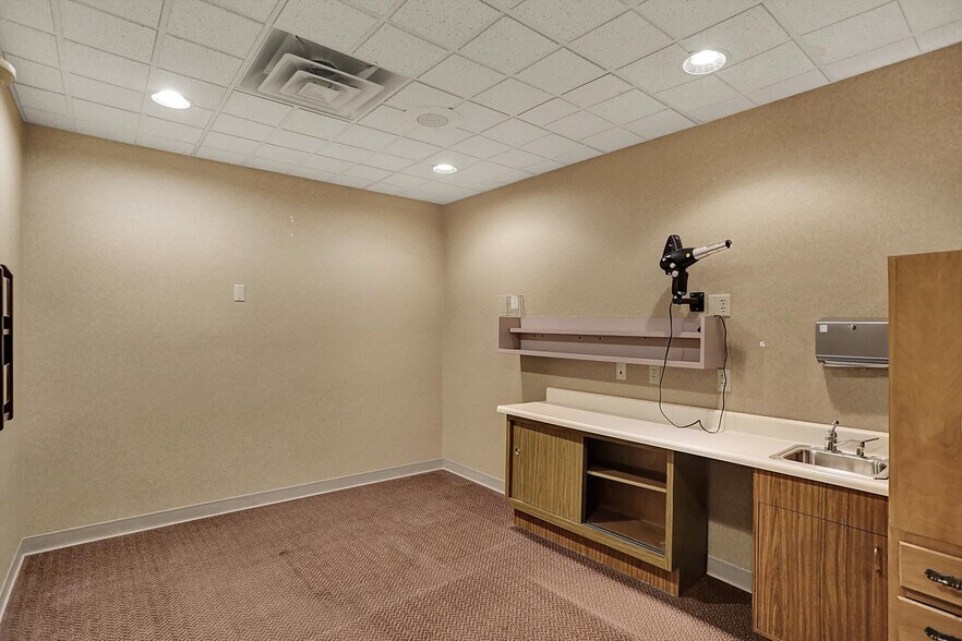 More Photos Of 711 W Gardner Dr, Marion Medical For Sale