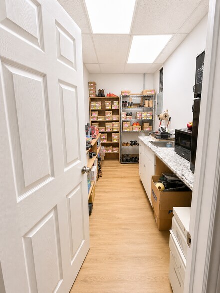 More Photos Of 974 Queen St, Sault Ste. Marie Drugstore For Lease