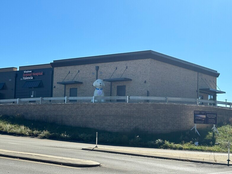 More Photos Of 4075-4089 Adair Ave, Valencia Storefront Retail Office For Lease