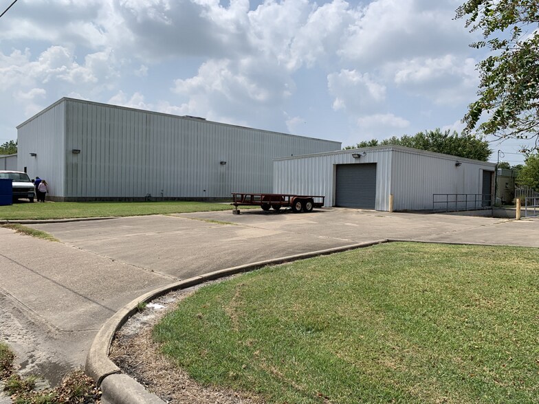 More Photos Of 107 E Austin St, Port Lavaca Distribution For Sale