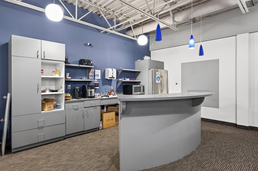 More Photos Of 521-563 Phalen Blvd, Saint Paul Coworking Space