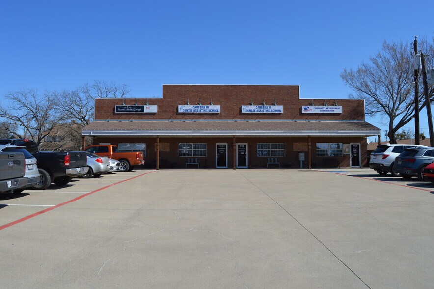 Primary Photo Of 216 N Arch St, Royse City Medical For Lease